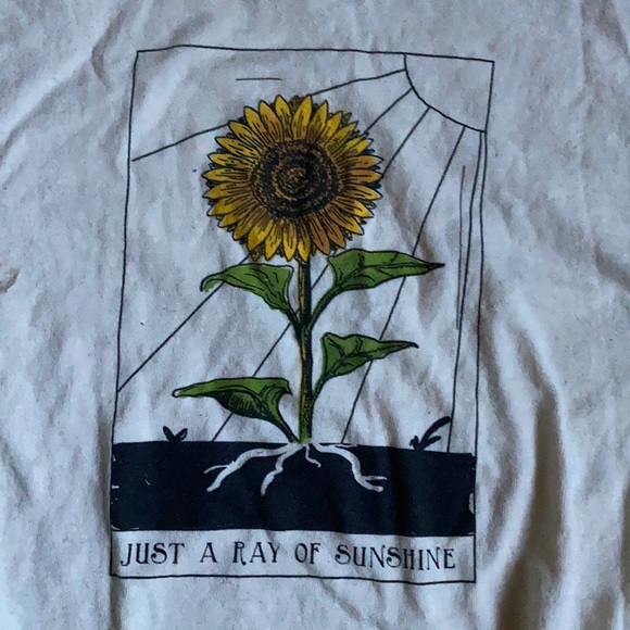 Adorable urban outfitters tee - Picture 3 of 3